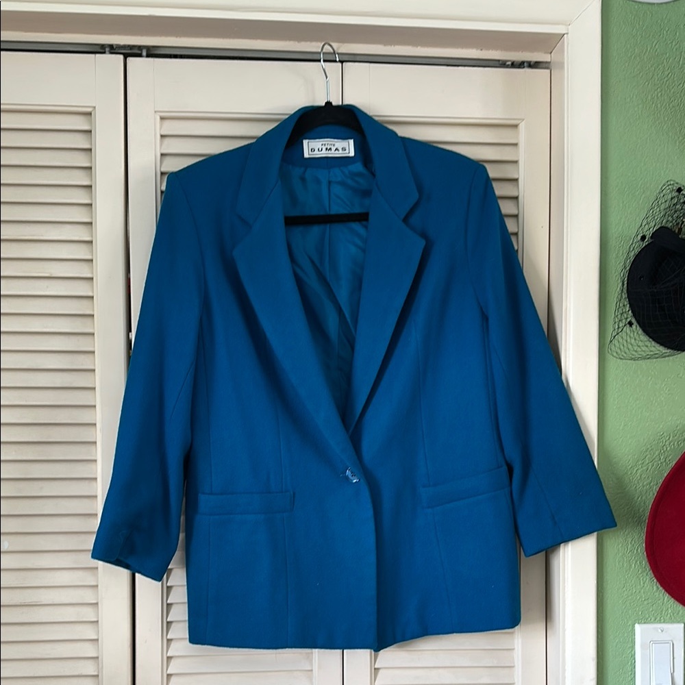 Blue Tailored Blazer with Notched Lapel and Three-Quarter Sleeves